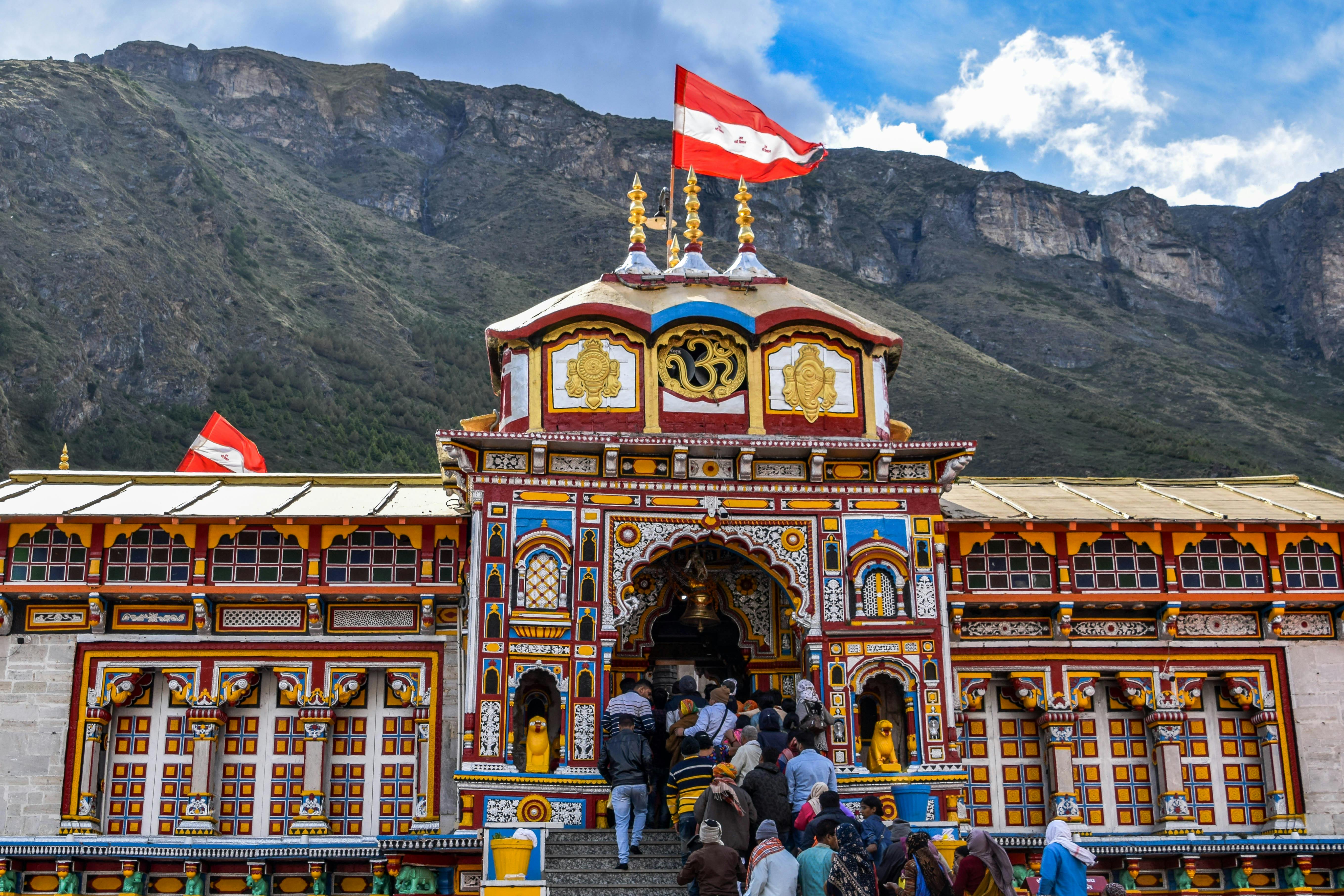 Majestic Himalayan mountains with snow-capped peaks and valley views in Uttarakhand